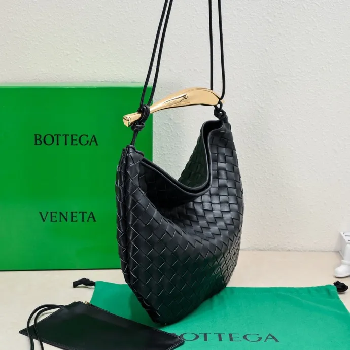 Original leather, batch 2060, the old-money style BV Sardine large size has been shipped🔥 Nowadays, many fashionable, rich and tasteful Jimei people are carrying the same bag invariably. It’s Bottega Veneta Sardine! Because this BV Sardine bag is so beautiful and high-end! The arc-shaped intrecciato woven bag body, paired with metal sardine handles, looks like a work of art, allowing people to ponder and appreciate it. Currently Sardine has launched three sizes for everyone to choose from. This is the largest size🉑️hand-held🉑️armpit🉑️single shoulder🉑️crossbody. It is a very high-quality and relatively niche treasure model. It will be very special when you carry it when you go out. It allows you to have the freedom of carrying a bag. Sisters go crazy. Style number: 7468-1# Size: 39*31*12cm